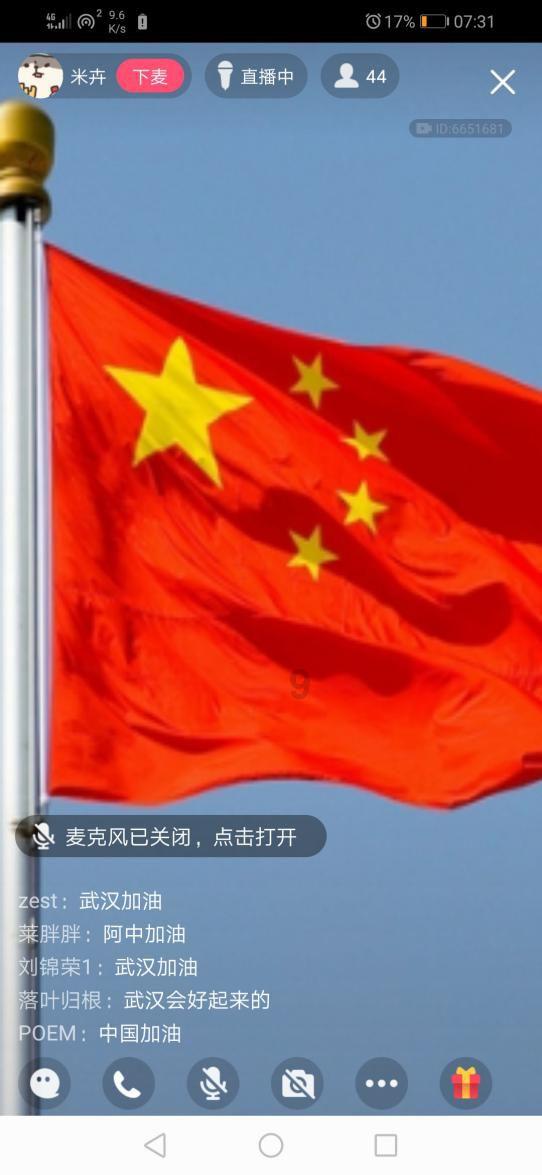 康熙来到孔子墓前，看见碑文迟迟不跪，大臣遮住一字，他立刻下跪