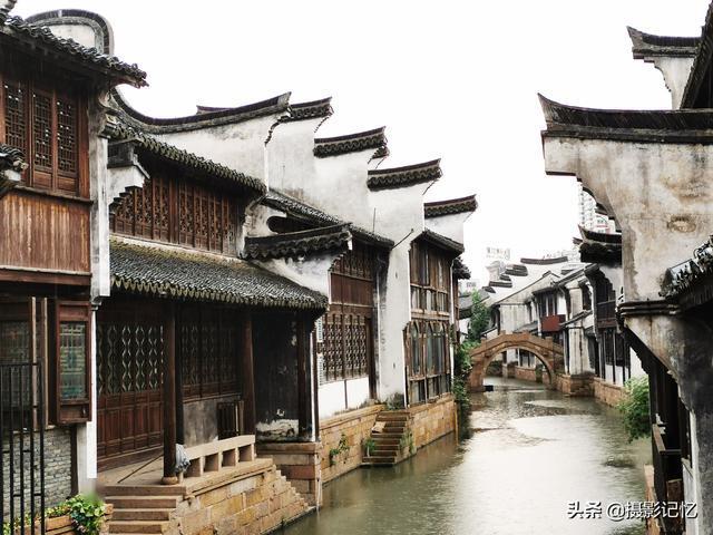 她坐火车去学校用介词怎么写？游戏画面
